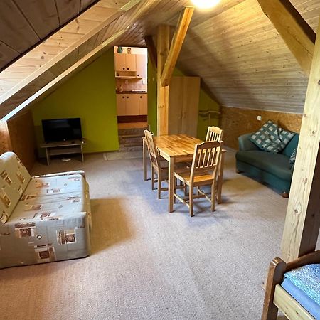 Apartmanovy Dum Obecna Skola Svetlik Екстер'єр фото