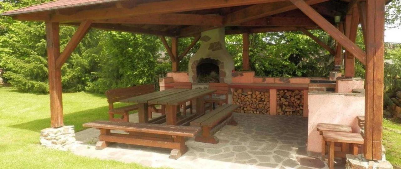 Apartmanovy Dum Obecna Skola Svetlik Екстер'єр фото