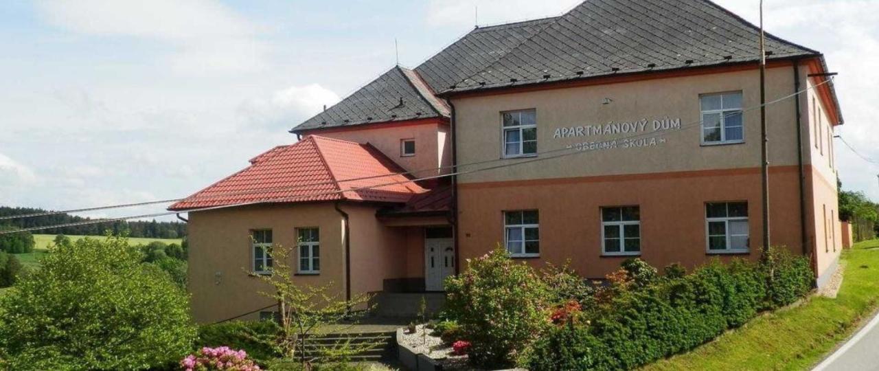 Apartmanovy Dum Obecna Skola Svetlik Екстер'єр фото