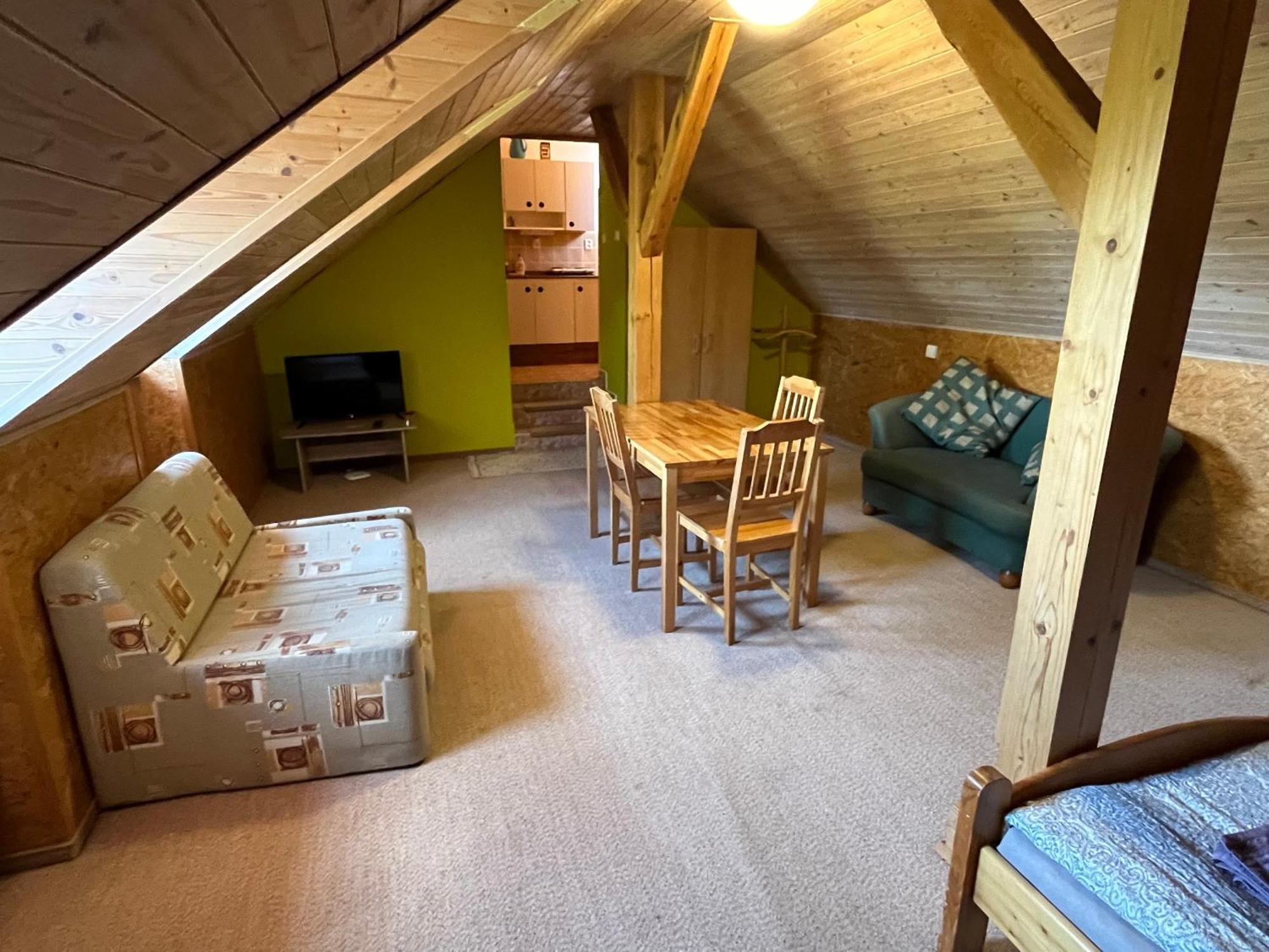 Apartmanovy Dum Obecna Skola Svetlik Екстер'єр фото