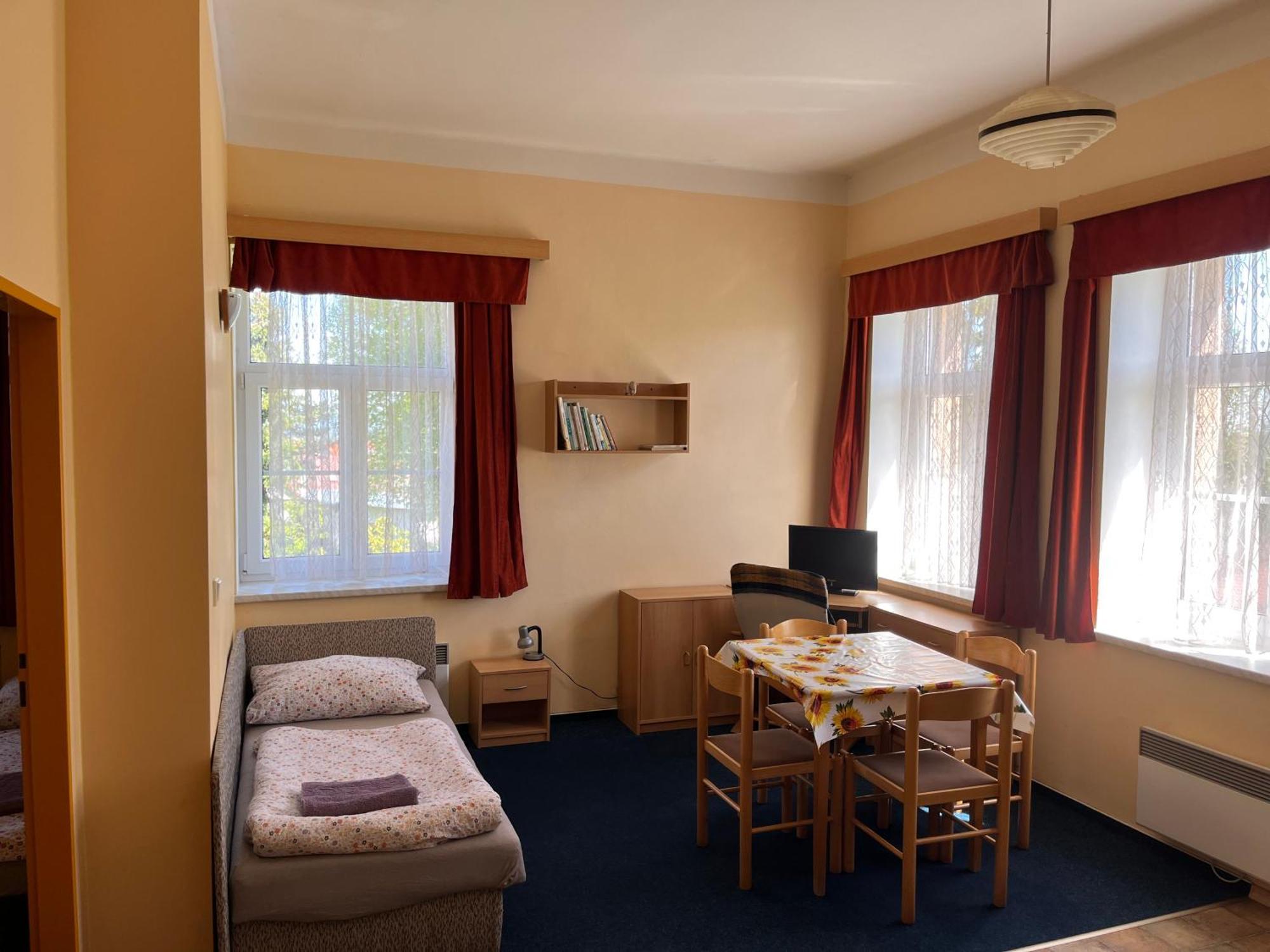Apartmanovy Dum Obecna Skola Svetlik Екстер'єр фото