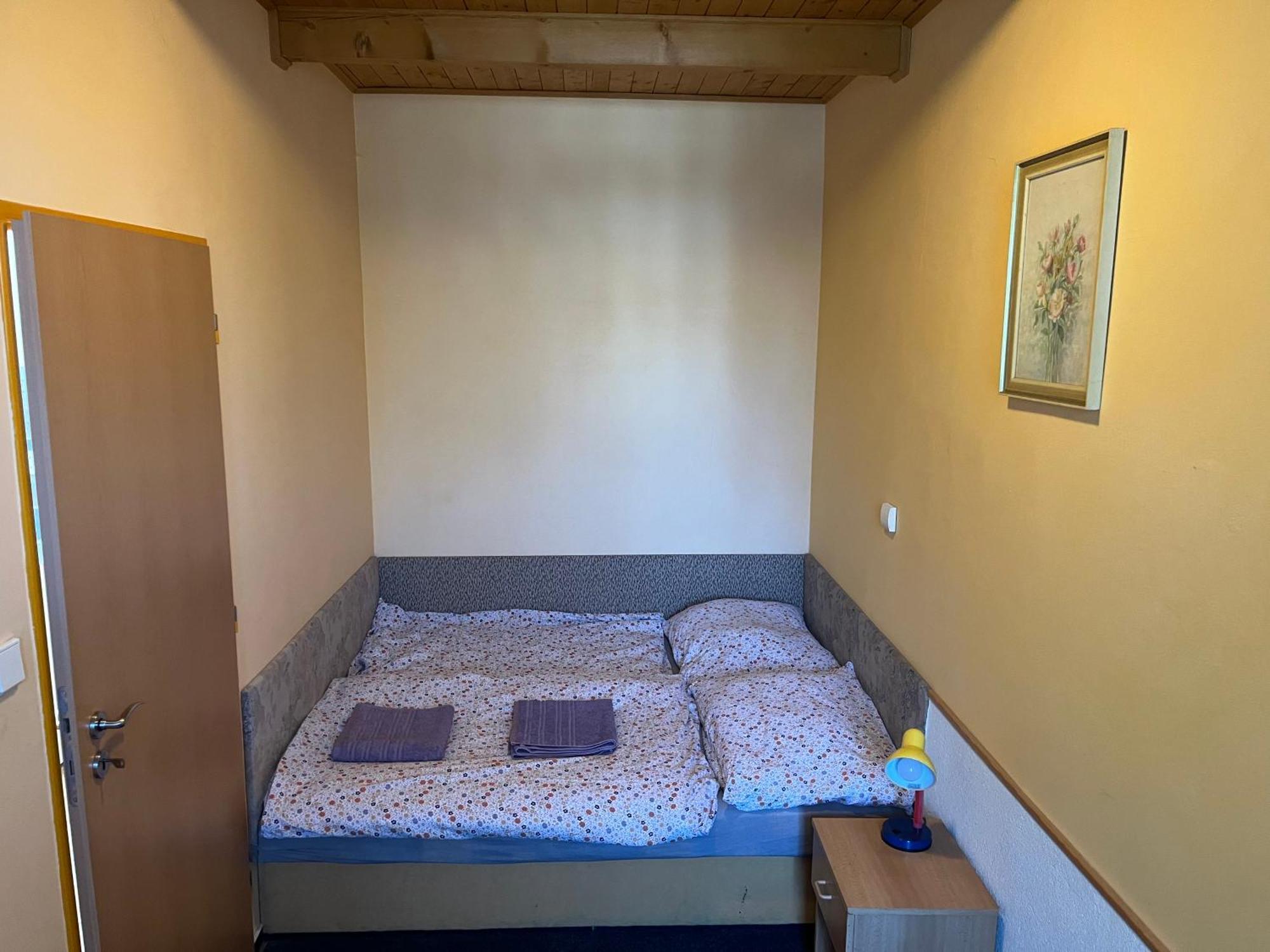 Apartmanovy Dum Obecna Skola Svetlik Екстер'єр фото